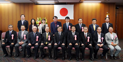 式典後、記念写真におさまる表彰者ら