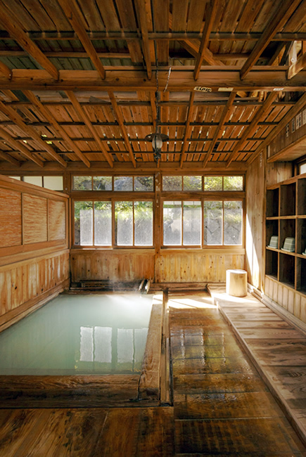 湯小屋「玉子湯」の湯船