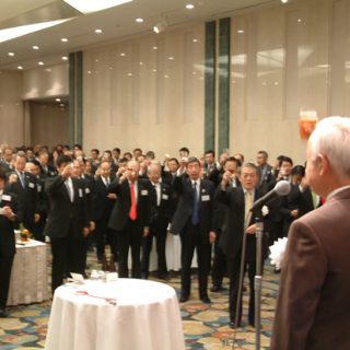 乾杯の音頭で規制を上げる団体トップら