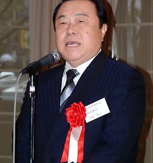 あいさつする冬柴最高顧問