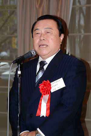 あいさつする冬柴最高顧問
