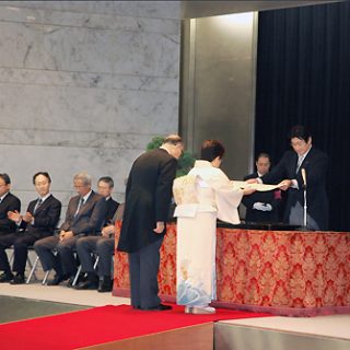 国交相から表彰状を受け取る阿久津惠永子さん(中央)