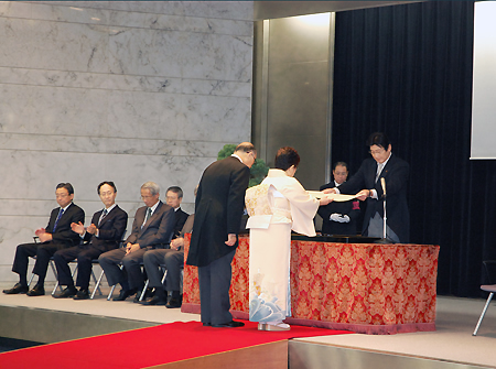国交相から表彰状を受け取る阿久津惠永子さん(中央)