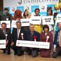 会見後フォトセッションに臨む関係者（前列左端が小林会長）