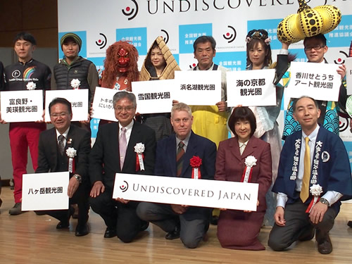 会見後フォトセッションに臨む関係者（前列左端が小林会長）