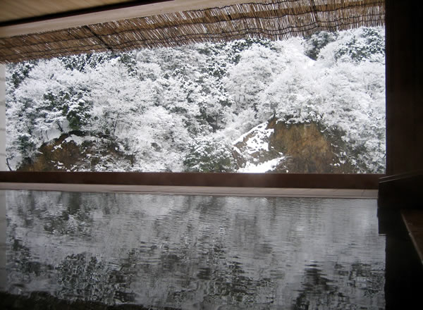 総檜造り露天風呂「華の湯」雪景色
