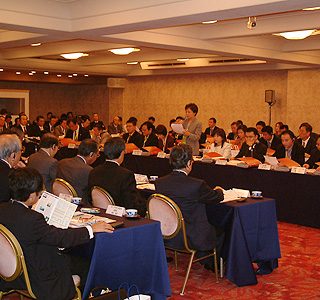 あいさつする上海の朱副主任(中央) =12日、新高輪プリンスホテルで