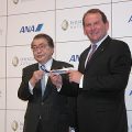 ANAの山元社長（左）とIHGのコスレットCEO=23日、都内のホテルで