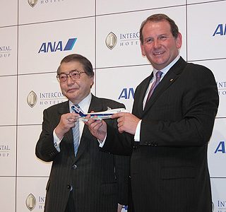 ANAの山元社長（左）とIHGのコスレットCEO=23日、都内のホテルで