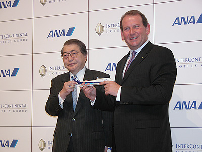 ANAの山元社長(左)とIHGのコスレットCEO=23日、都内のホテルで