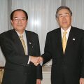 会見を終え握手する佐藤会長(右)と佐久間会長