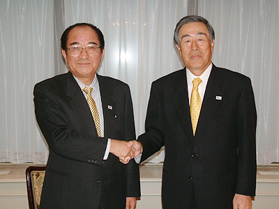 会見を終え握手する佐藤会長(右)と佐久間会長