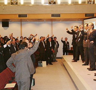 約600人が出席コブシをかかげ実現に力を込めた