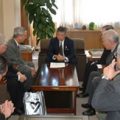 望月中企庁長官（中央）に陳情する小原全旅連会長（左から３人目）ら（２２日）