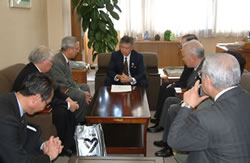 望月中企庁長官(中央)に陳情する小原全旅連会長(左から3人目)ら(22日)