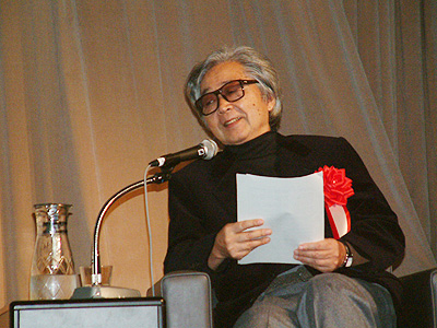 ロケのエピソードを語る山田監督(11月30日)