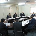 旅行会社から投票されたはがきの結果を慎重に審査する審査会メンバー（本社会議室で）