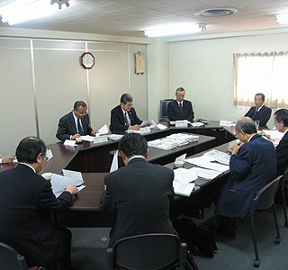 旅行会社から投票されたはがきの結果を慎重に審査する審査会メンバー（本社会議室で）