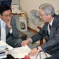 柴田審議官（左） に要望書を手渡す全旅連の小原会長=11日午前