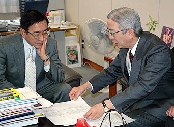 柴田審議官（左） に要望書を手渡す全旅連の小原会長=11日午前
