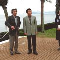 指宿白水館の庭園を散歩する小泉首相（左）と盧大統領