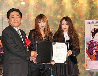 パフィーに任命状を手渡す北側国交相(左)