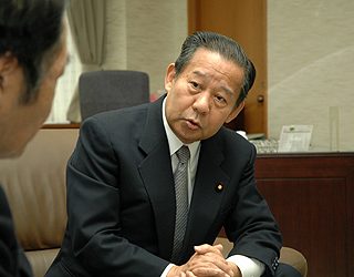 観光への思いを熱っぽく語る二階経産大臣=16日、大臣室で