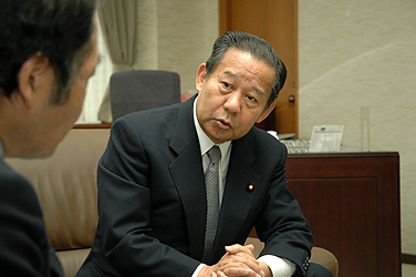 観光への思いを熱っぽく語る二階経産大臣=16日、大臣室で