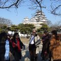 ガイドから姫路城の説明を受ける仏紙の記者ら。壮麗さに大きな関心をよせていた