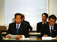 チケット発売をPRする二階ANTA会長