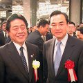 交流会に出席した北川国交相（左）と中国の王駐日大使 13日、赤坂プリンスホテルで