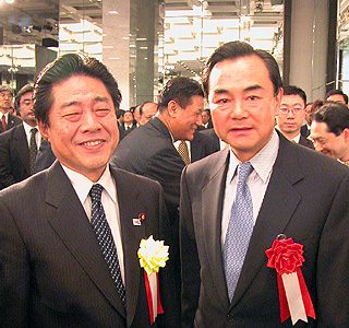交流会に出席した北川国交相（左）と中国の王駐日大使 13日、赤坂プリンスホテルで