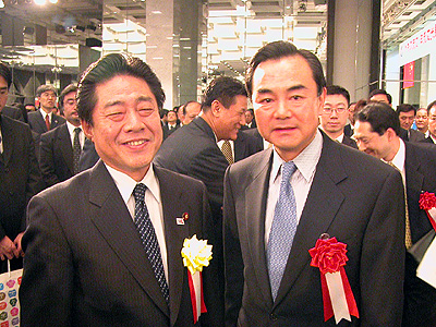 交流会に出席した北川国交相(左)と中国の王駐日大使 13日、赤坂プリンスホテルで
