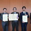 大賞、優秀賞を受賞した3校 （右端は中西全修協理事長、左端は引間近ツー教育旅行部長）