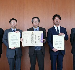 大賞、優秀賞を受賞した3校 （右端は中西全修協理事長、左端は引間近ツー教育旅行部長）