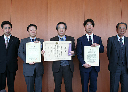 大賞、優秀賞を受賞した3校 (右端は中西全修協理事長、左端は引間近ツー教育旅行部長)