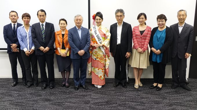 細野会長(左から5人目)、久保田副会長(同7人目)ら推進協議会の役員とミス日本酒(同6人目)