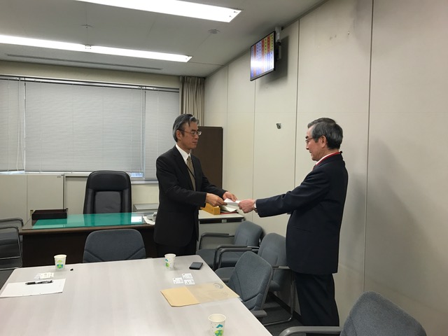 経産省国際標準課の藤代課長(左)に要望書を渡す温泉協会の岡村会長