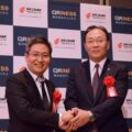 中国国際航空の馮力支社長（右）とキュリネスの花東江社長
