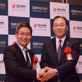 中国国際航空の馮力支社長(右)とキュリネスの花東江社長