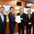 日商は復興庁に震災からの復興・創生に関する要望を提出（左から2人目が高木副大臣、3人目が小林会頭）