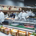 300畳の和式宴会場をバイキング会場「KITCHEN TSUKIOKA」に改装