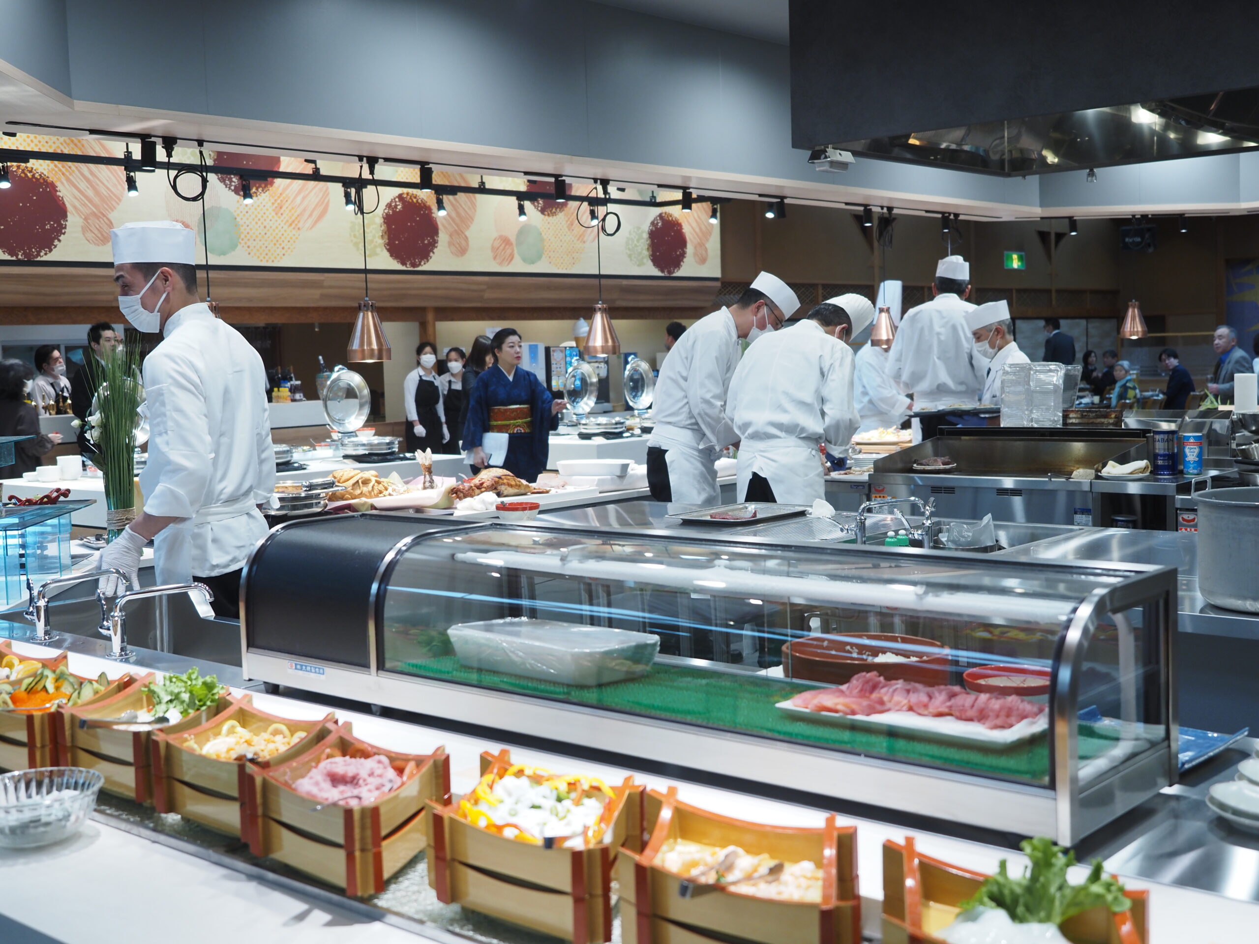 300畳の和式宴会場をバイキング会場「ＫＩＴＣＨＥＮ　ＴＳＵＫＩＯＫＡ」に改装