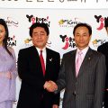 北側国交相と握手するキム長官（右から2人目）。 観光広報大使のリュ・シウォンさん（右端）と木村佳乃さん（左端） 15 日、都内のホテルで