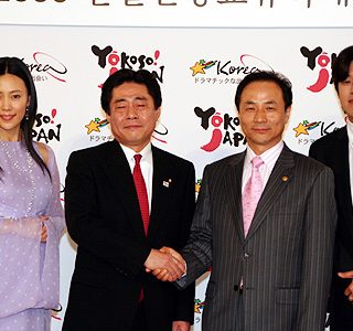北側国交相と握手するキム長官（右から2人目）。 観光広報大使のリュ・シウォンさん（右端）と木村佳乃さん（左端） 15 日、都内のホテルで