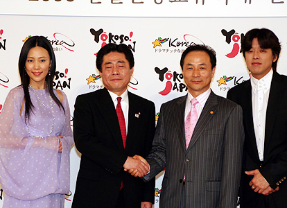 北側国交相と握手するキム長官（右から2人目）。 観光広報大使のリュ・シウォンさん（右端）と木村佳乃さん（左端） 15 日、都内のホテルで