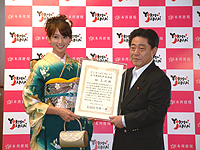任命証をかかげる北側国交相(右)と大使の林さん