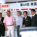 （左から）=二階総務局長、武部幹事長、小泉総理、安部幹事長代理= 11日午後11時過ぎ、自民党本部で