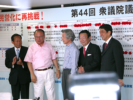 (左から)=二階総務局長、武部幹事長、小泉総理、安部幹事長代理= 11日午後11時過ぎ、自民党本部で