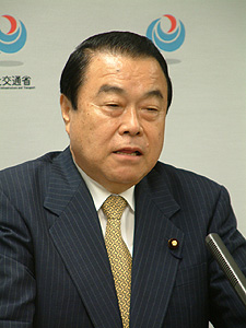 会見する冬柴国交相